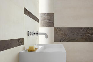 Strukturfliesen als Akzente an der Wand im Bad