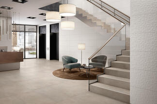 Hotellobby hell gefliest mit Treppenaufgang