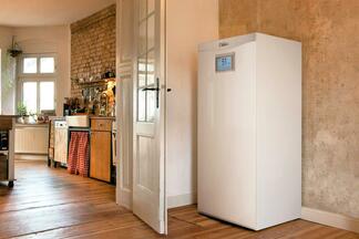 Ein Heizkessel steht in der Wohnung