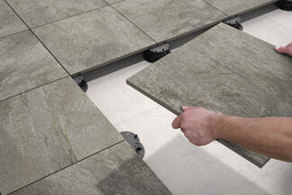 Fliesenverlegen auf Stelzlagern