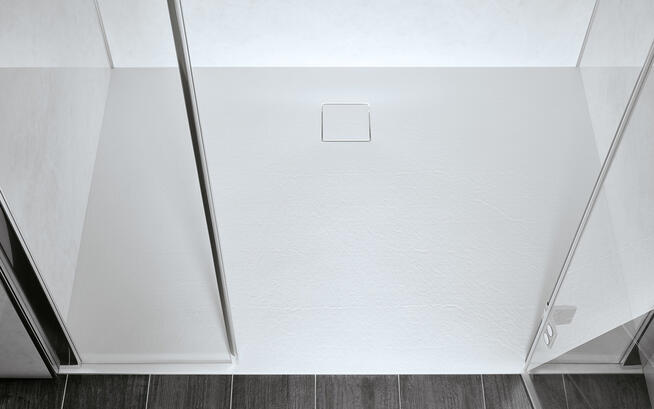 Flache Duschwanne in Steinoptik