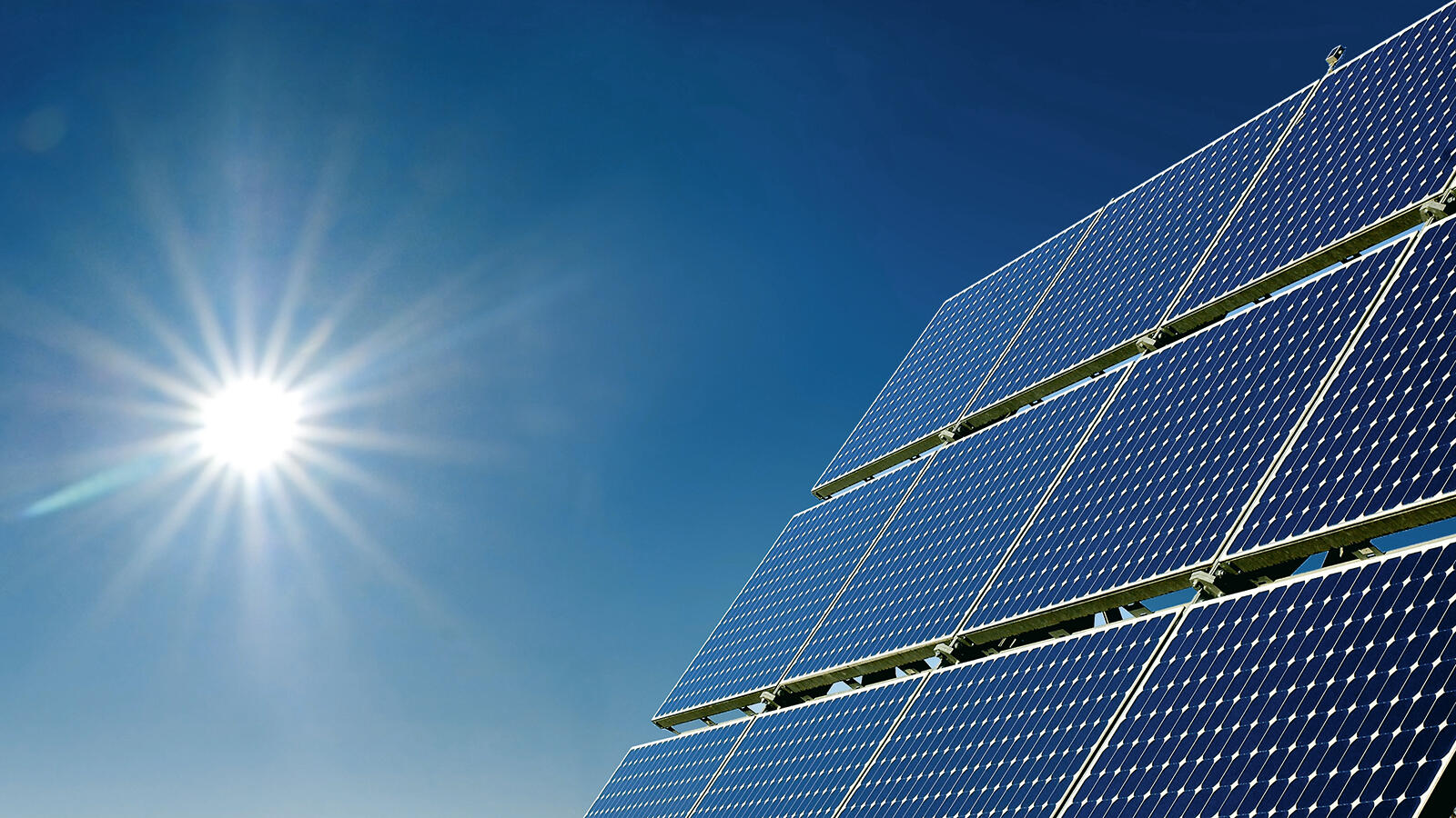 PV-Modul mit Himmel  und Sonne im Hintergrund