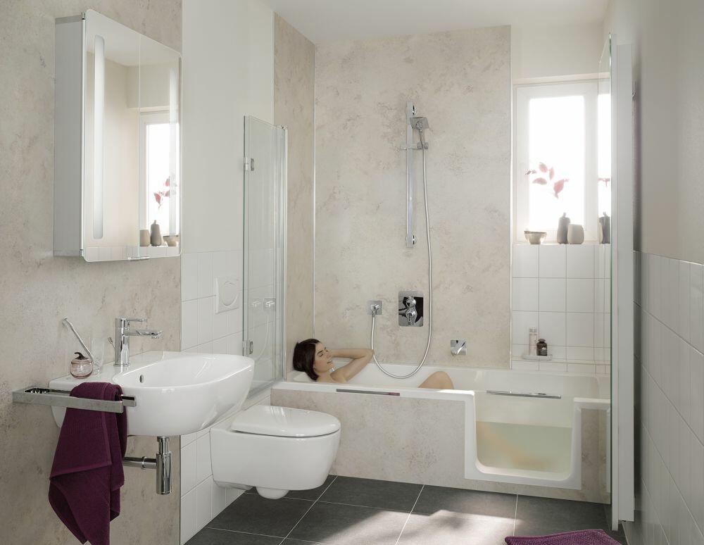 Frau nimmt Vollbad in Duschbadewanne