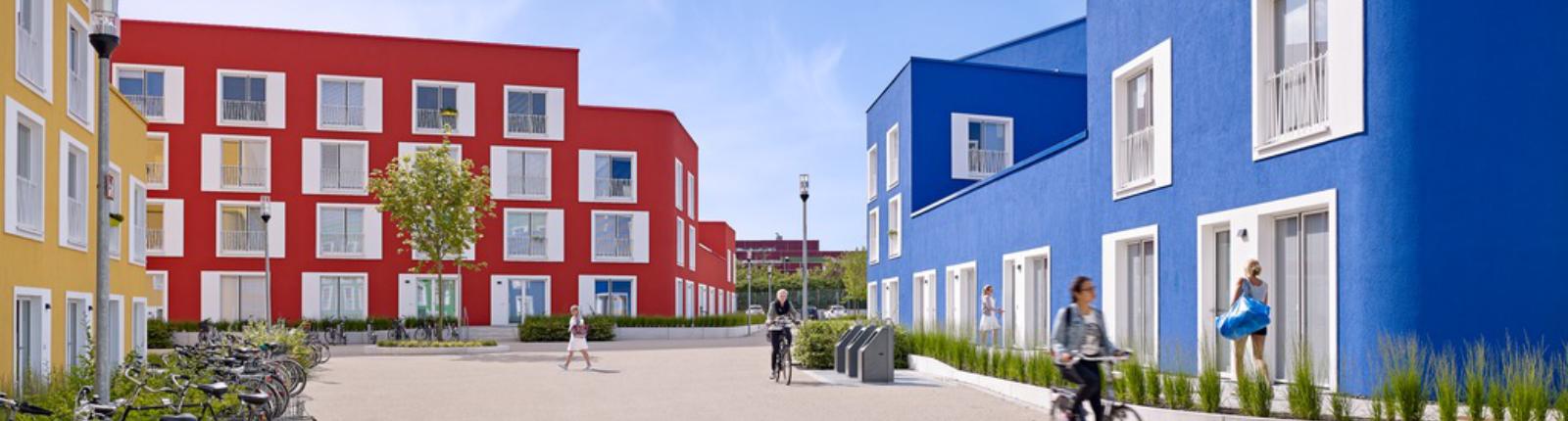 Häuser mit intensiven Fassadenfarben