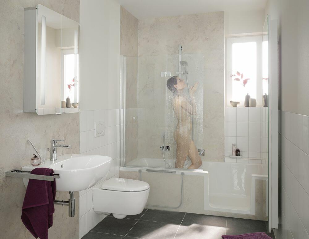 Frau nimmt Dusche  in Duschbadewanne